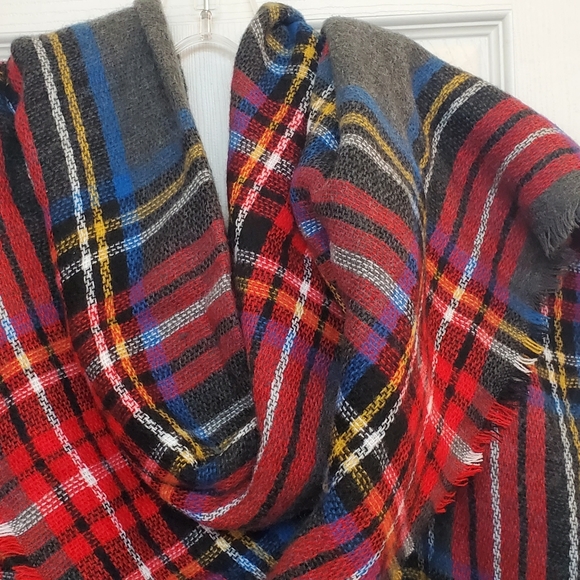 NWOT Plaid Blanket Scarf - Picture 4 of 5